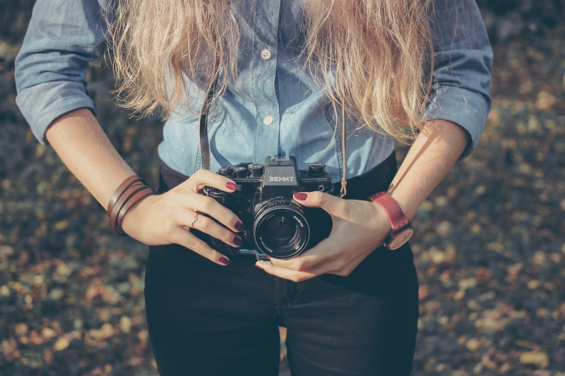 photographe-BRAS-min_hand-person-girl-woman-camera-photography-614-pxhere.com